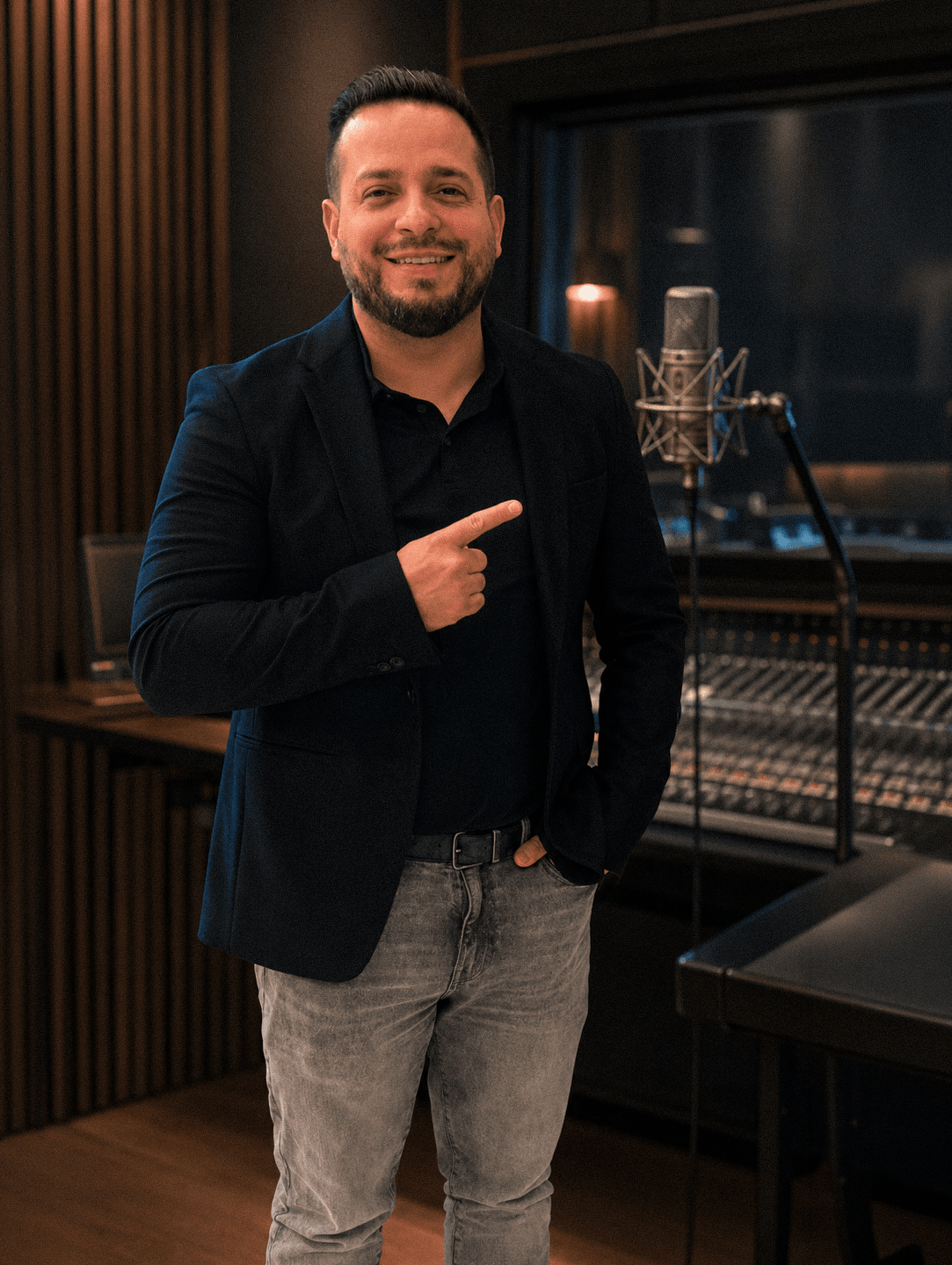 Héctor Marcano López en el estudio de grabación